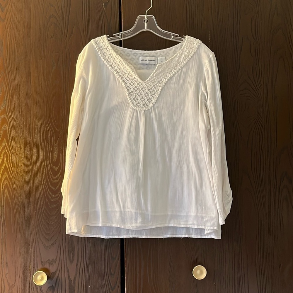 Alfred Dunner white long sleeved blouse. Lace decorated neck. Size 10